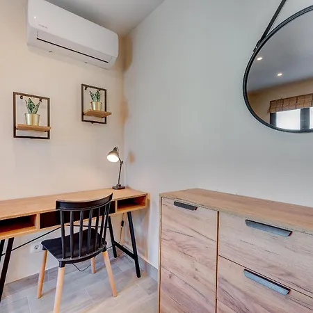 아파트 Exclusive 2bedrm Aircon 200m 아데제