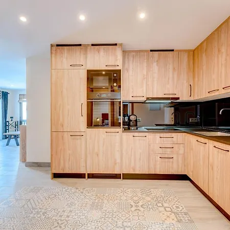 Exclusive 2bedrm Aircon 200m Appartement