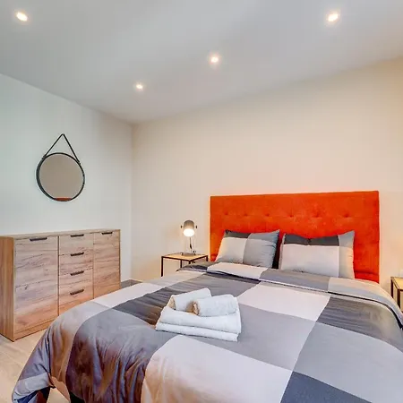 Exclusive 2bedrm Aircon 200m *