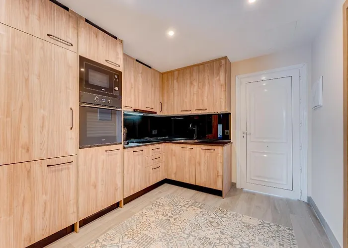 Exclusive 2bedrm Aircon 200m Appartement *