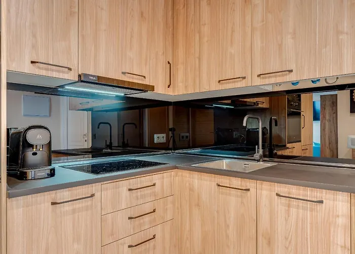 Exclusive 2bedrm Aircon 200m Apartment *