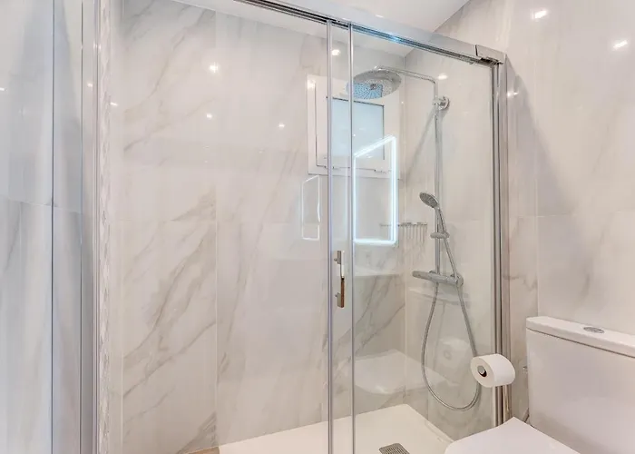 Apartment Exclusive 2bedrm Aircon 200m *